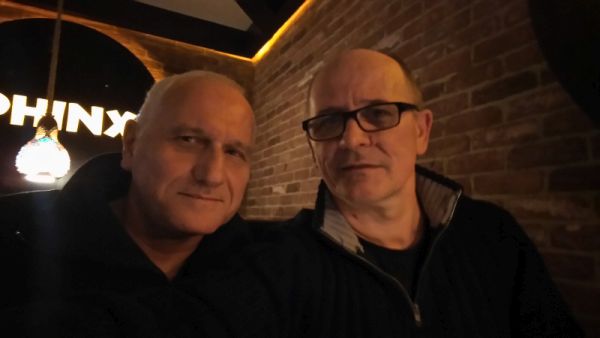 MIrek i Ludwik przy wieczornej kawie.